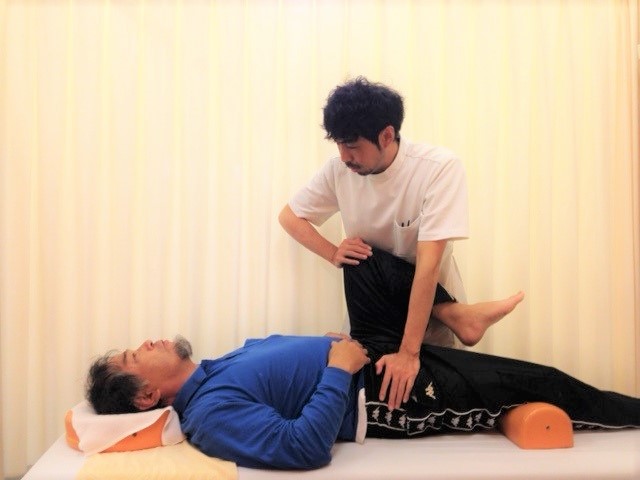 骨盤矯正の治療中